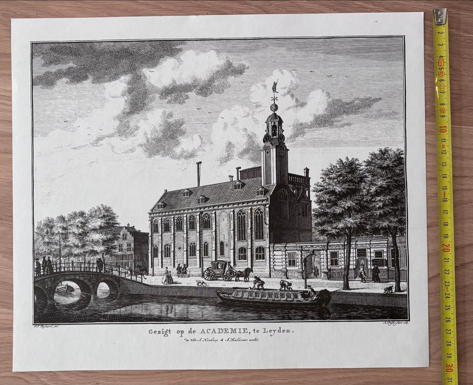 Steendruk: Gezicht op de Academie, Leiden (18e eeuw), Antiek en Kunst, Kunst | Etsen en Gravures, Met tekst, Stadsgezicht, Ophalen of Verzenden