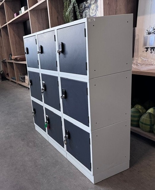Metalen Lockerkast / Vakkenkast – Grijs met Zwarte Deuren, Ophalen of Verzenden, Gebruikt