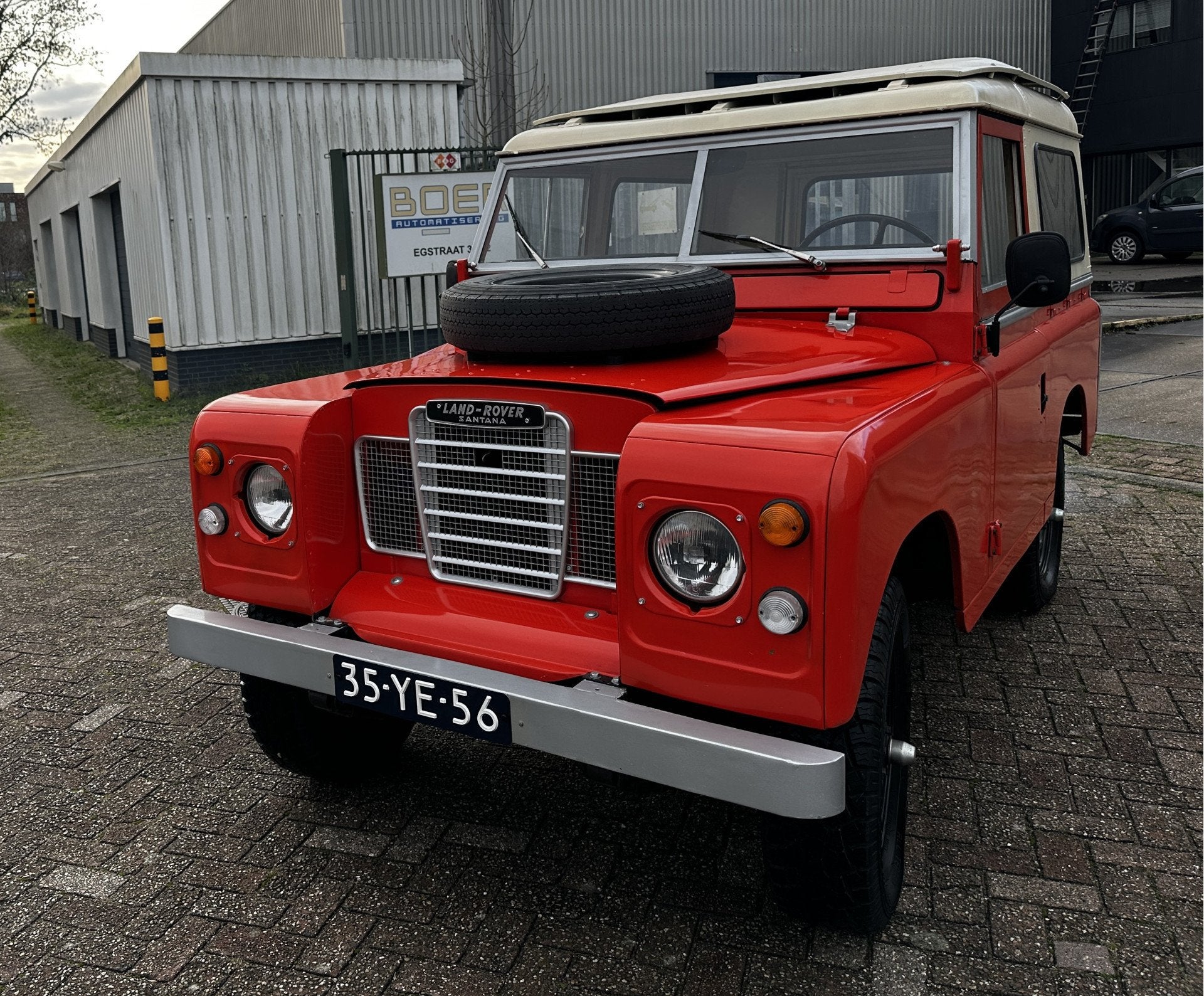 Land Rover 88 Serie III Santana (bj 1977), Auto's, Oldtimers, Lederen bekleding, Zwart, Overige kleuren, 7 stoelen