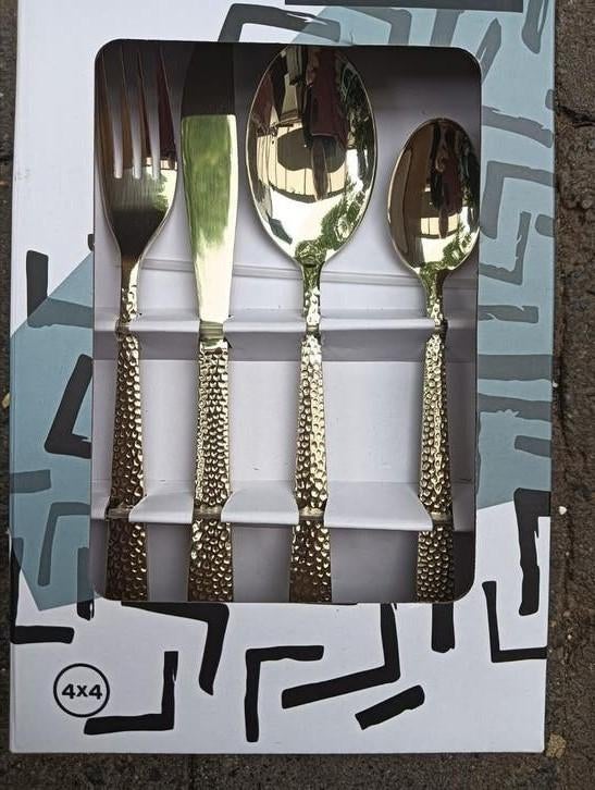Nieuw 16-delig bestekset goudkleurig met gehamerd design, Antiek en Kunst, Antiek | Bestek, Ophalen of Verzenden