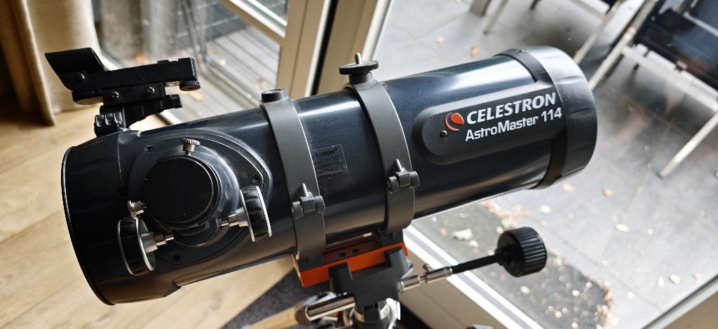 Celestron Astromaster 114, Audio, Tv en Foto, Optische apparatuur | Telescopen, Gebruikt, Spiegeltelescoop (reflector), 80 tot 200 mm