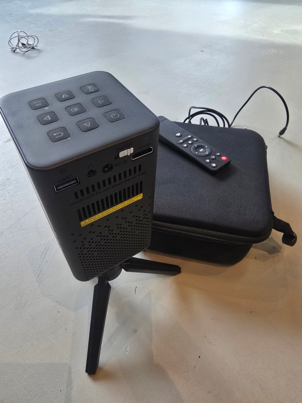 Beamer TOUMEI C900., Ophalen, Zo goed als nieuw, LED