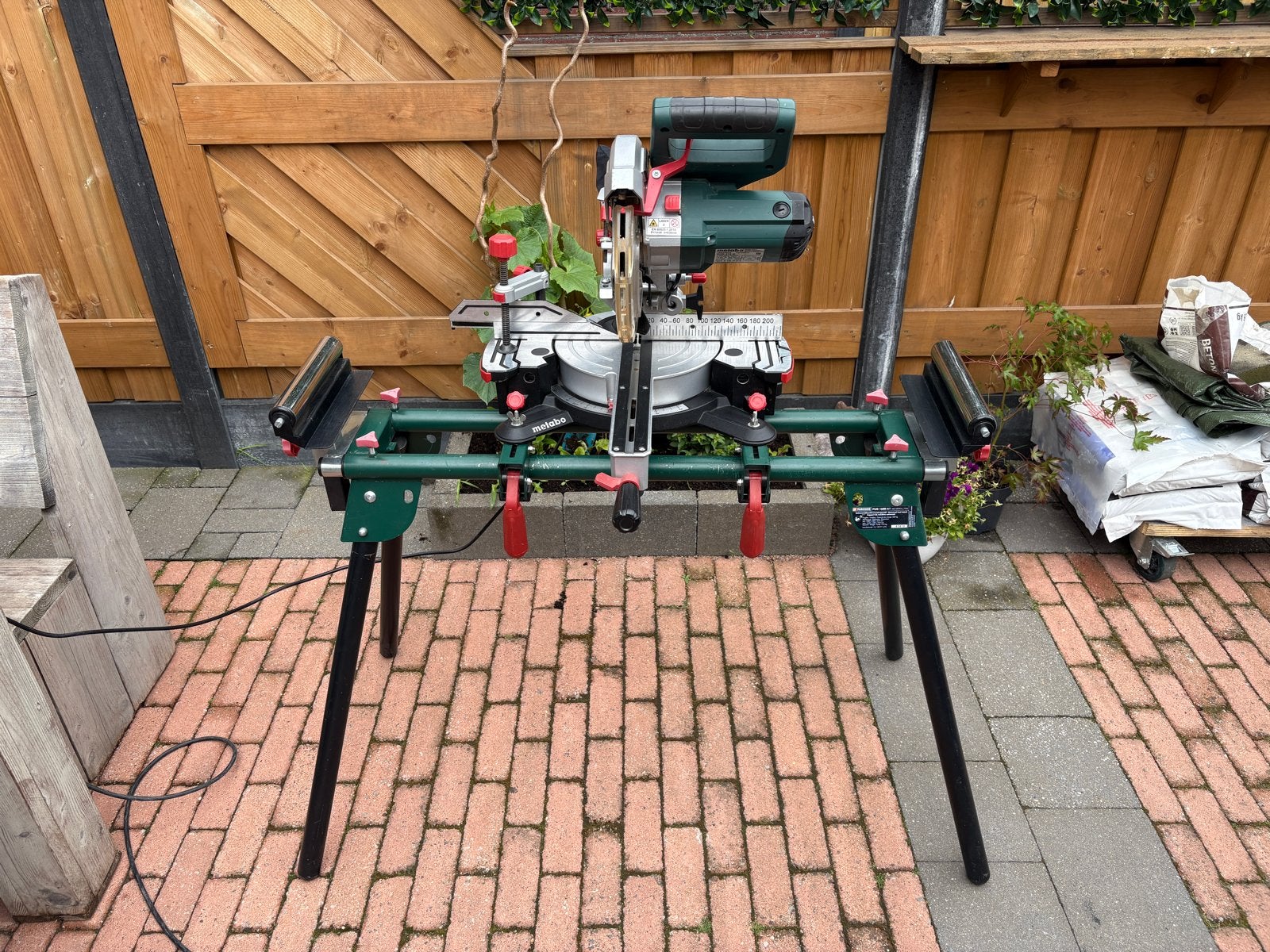 Metabo Afkortzaag KGS 216 M met onderstel, Ophalen, 70 mm of meer, Zo goed als nieuw, Afkortzaag