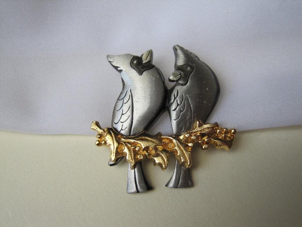 Broche kardinaal vogel stelletje 4.3x3.8 cm, Verzenden, Zo goed als nieuw, Overige kleuren, Overige materialen