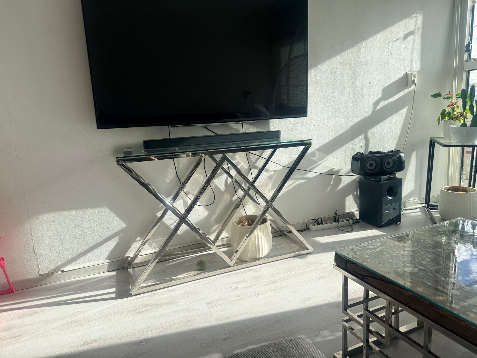 Moderne TV-tafel met glazen blad en metalen onderstel, Ophalen, Gebruikt, 100 tot 150 cm, Glas