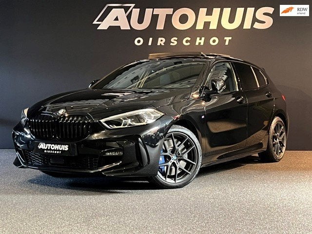 BMW 1-serie 118i High Executive Edition M Pano/ Automatische, Auto's, Gebruikt, Leder en Stof, Zwart, Bedrijf