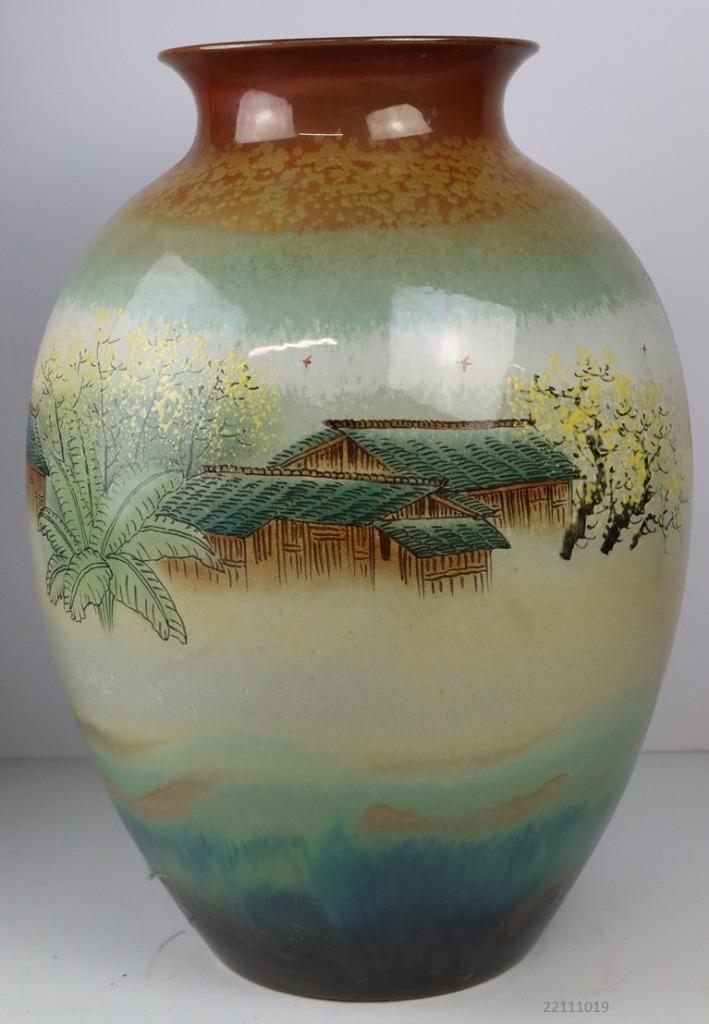 Grote vaas versierd met landschap en huizen. Gemerkt op acht, Antiek en Kunst, Ophalen