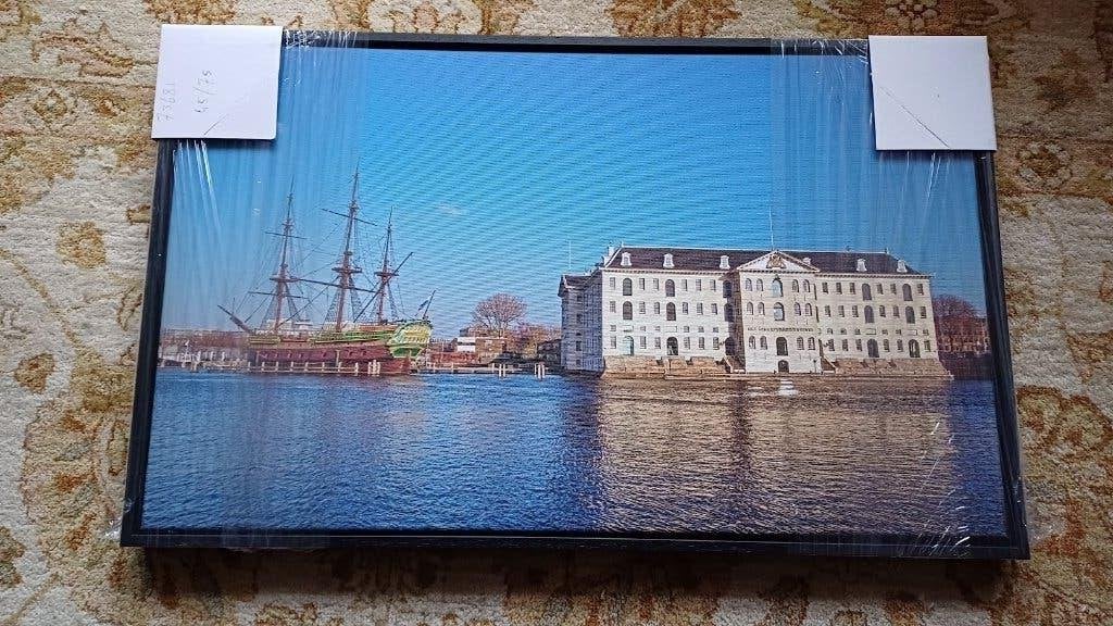 Amsterdam: Scheepvaartmuseum + V.O.C.-schip Binnen IJ, Nieuw, Ophalen of Verzenden, 75 tot 100 cm, Foto of Poster