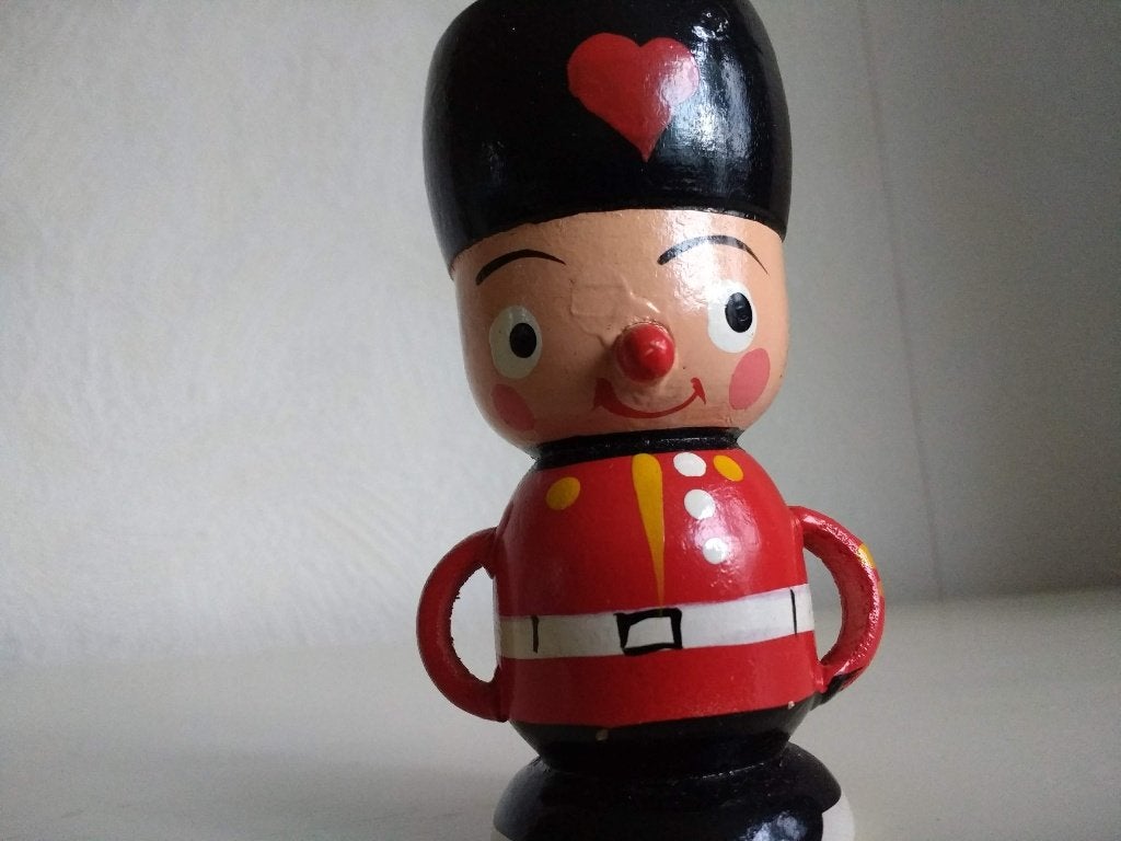 Houten eierdop beschilderd Engelse soldaat in uniform, Overige materialen, Overige typen, Ophalen of Verzenden, Zo goed als nieuw