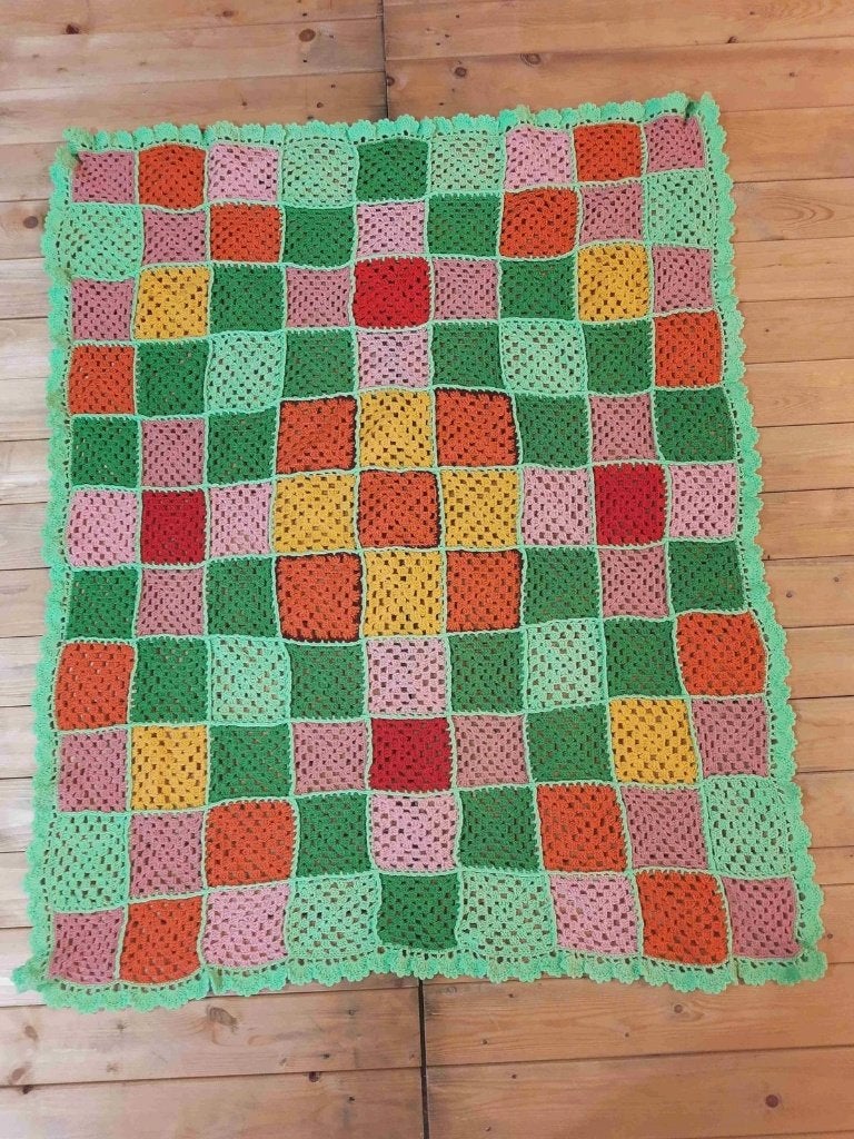 Vintage gehaakte woondeken vakjes granny stijl 125/102