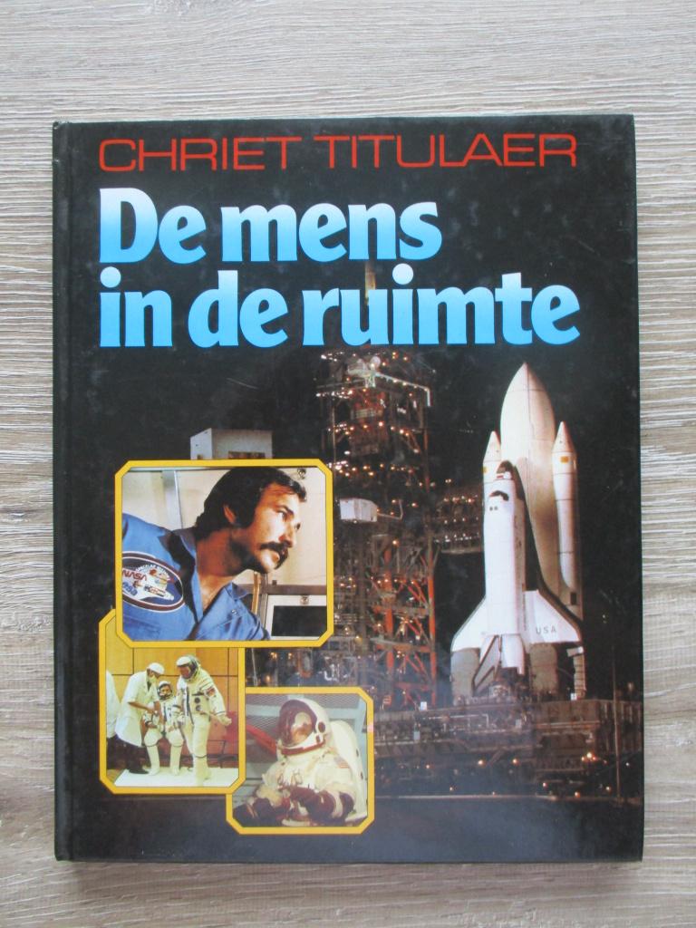 De mens in de ruimte - Chriet Titulaer, Ophalen of Verzenden, Gelezen, Bouwkunde