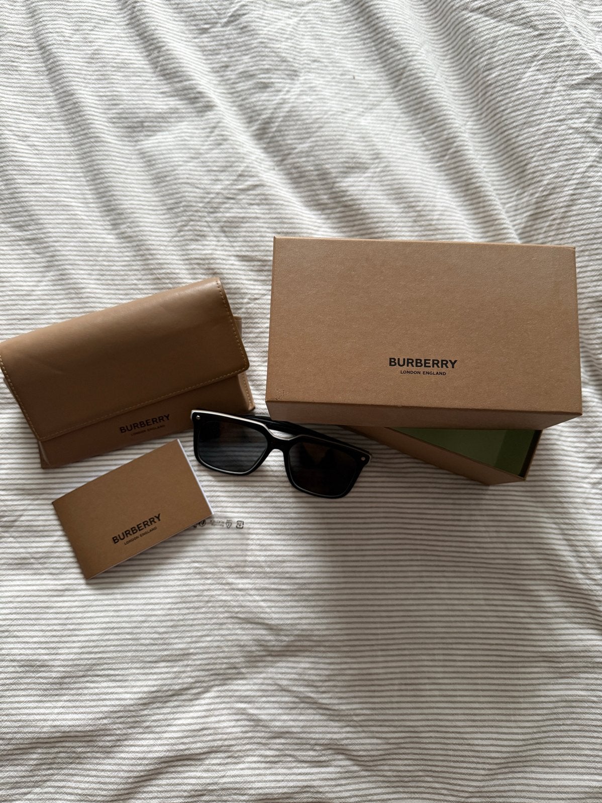 Burberry Zonnebril - Stijlvol en Tijdloos, Overige merken, Zonnebril, Zwart, Ophalen of Verzenden