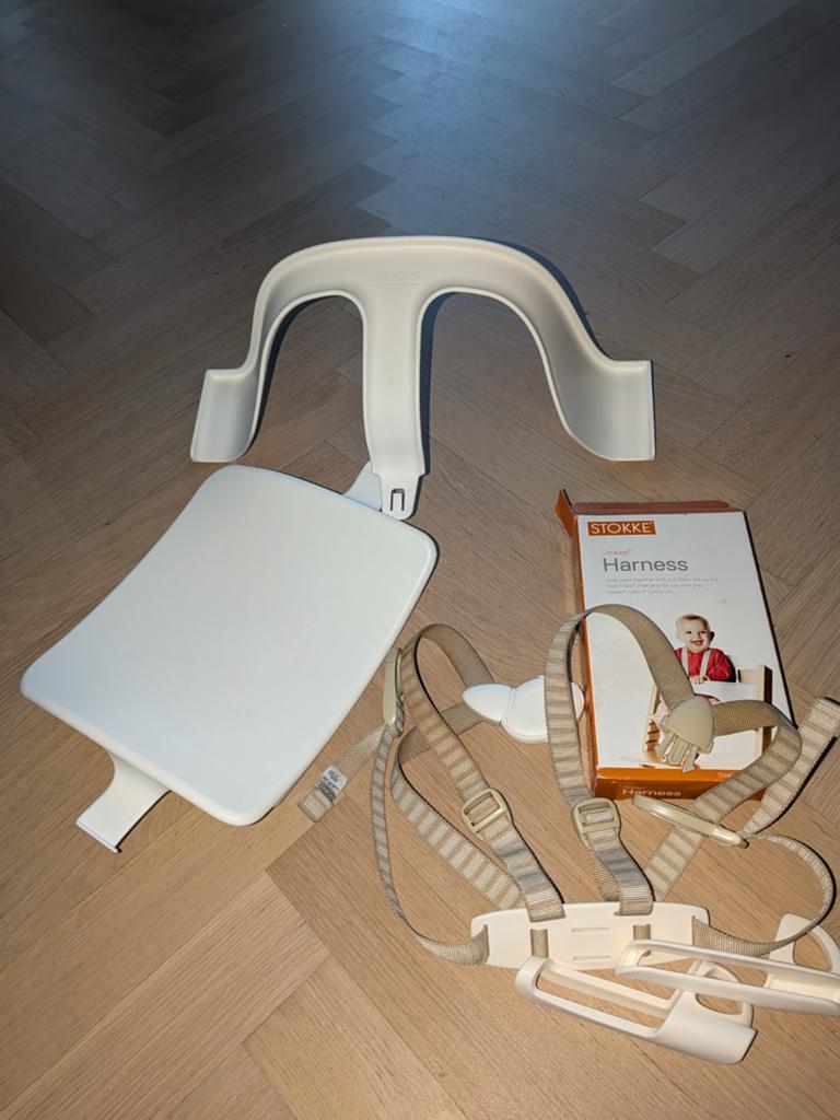Stokke witte stoelverkleiner + harnass/ tuigje, Kinderen en Baby's, Ophalen, Meegroeistoel, Stoelverkleiner