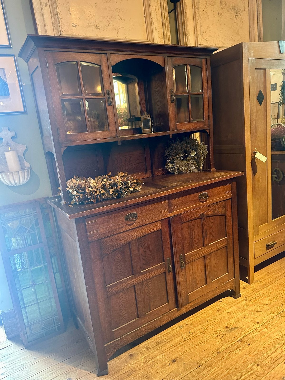 Antiek eiken dressoir met vitrinekast