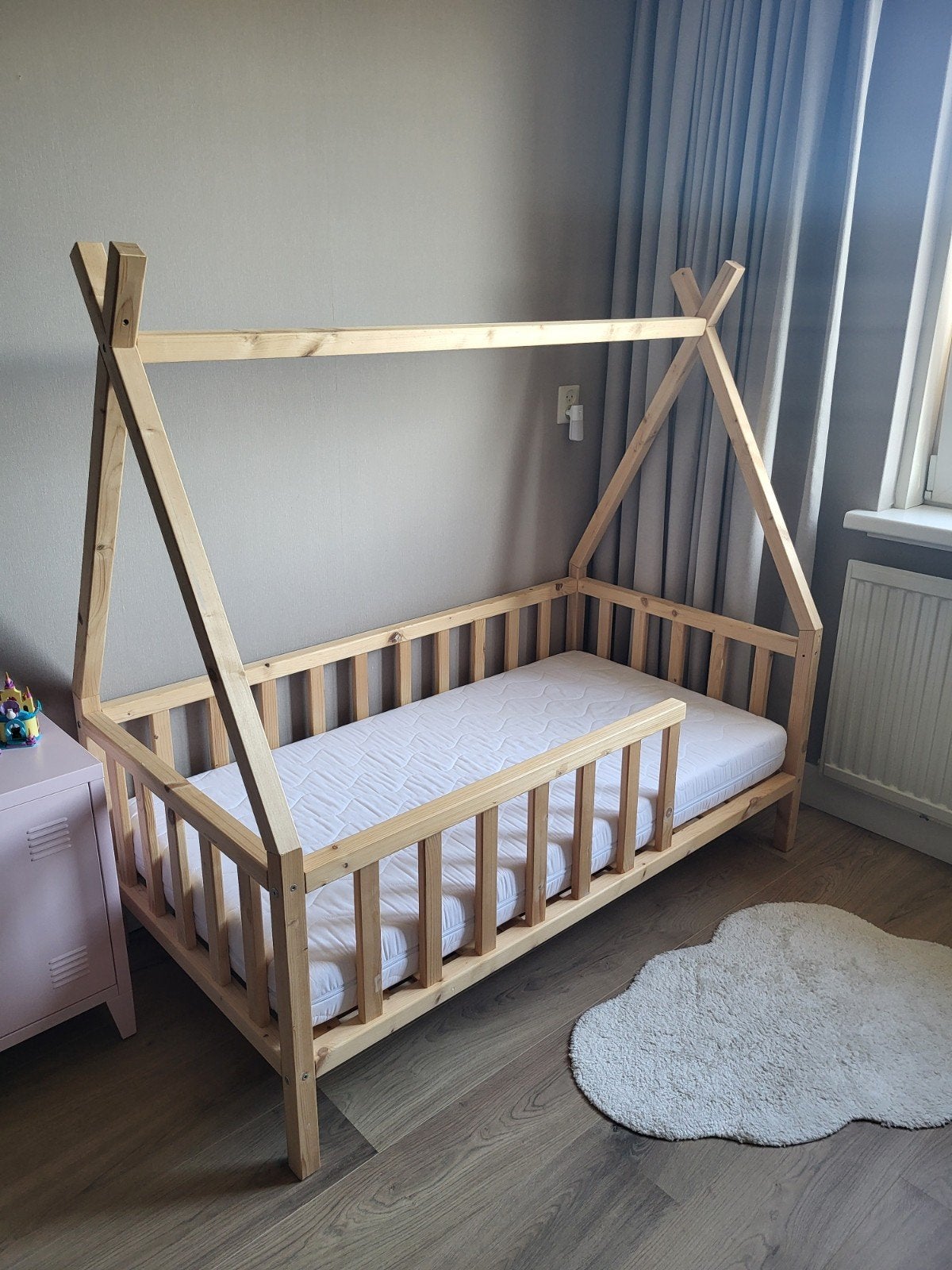 Kinderbed/peuterbed met matras en dekbedden, Ophalen, 190 cm of minder, Zo goed als nieuw, Hout