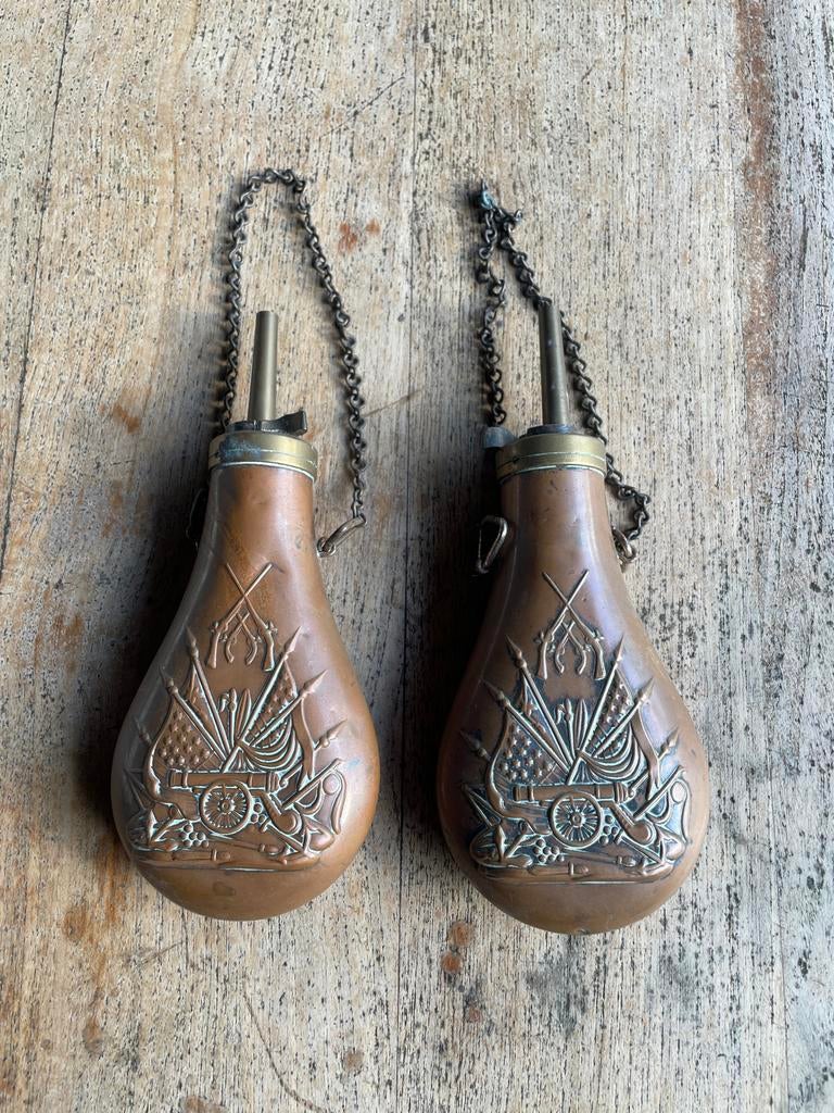 Twee antieke koperen kruitbussen met ketting, Antiek en Kunst, Ophalen of Verzenden, Koper