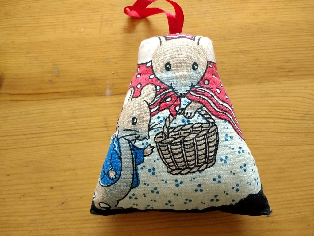 Stoffen muis Engelse stijl met lint om op te hangen, Ophalen of Verzenden, Zo goed als nieuw, Natuurlijk materiaal