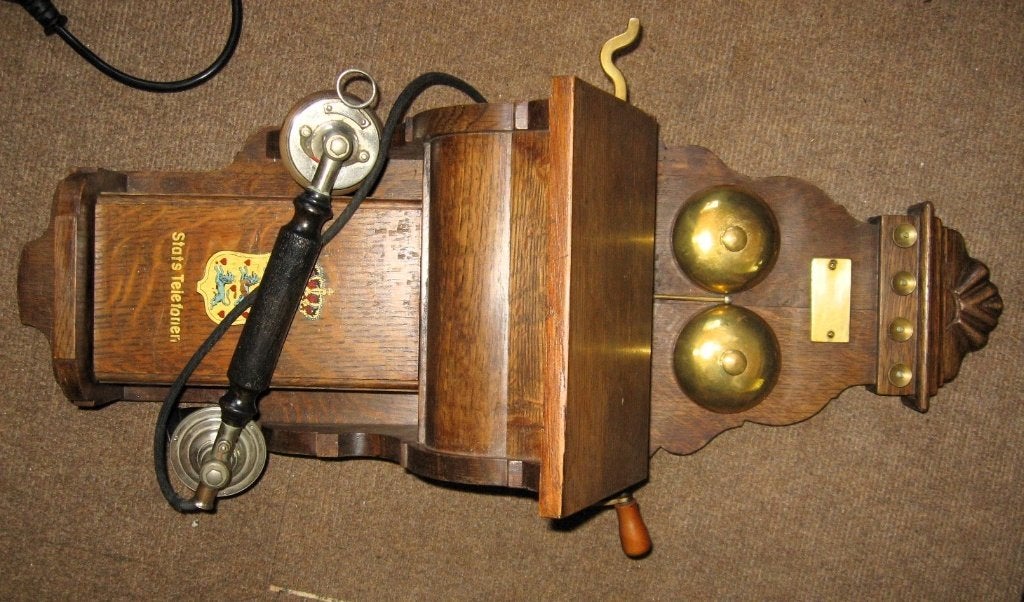 oude grote decoratieve wandtelefoon, Ophalen