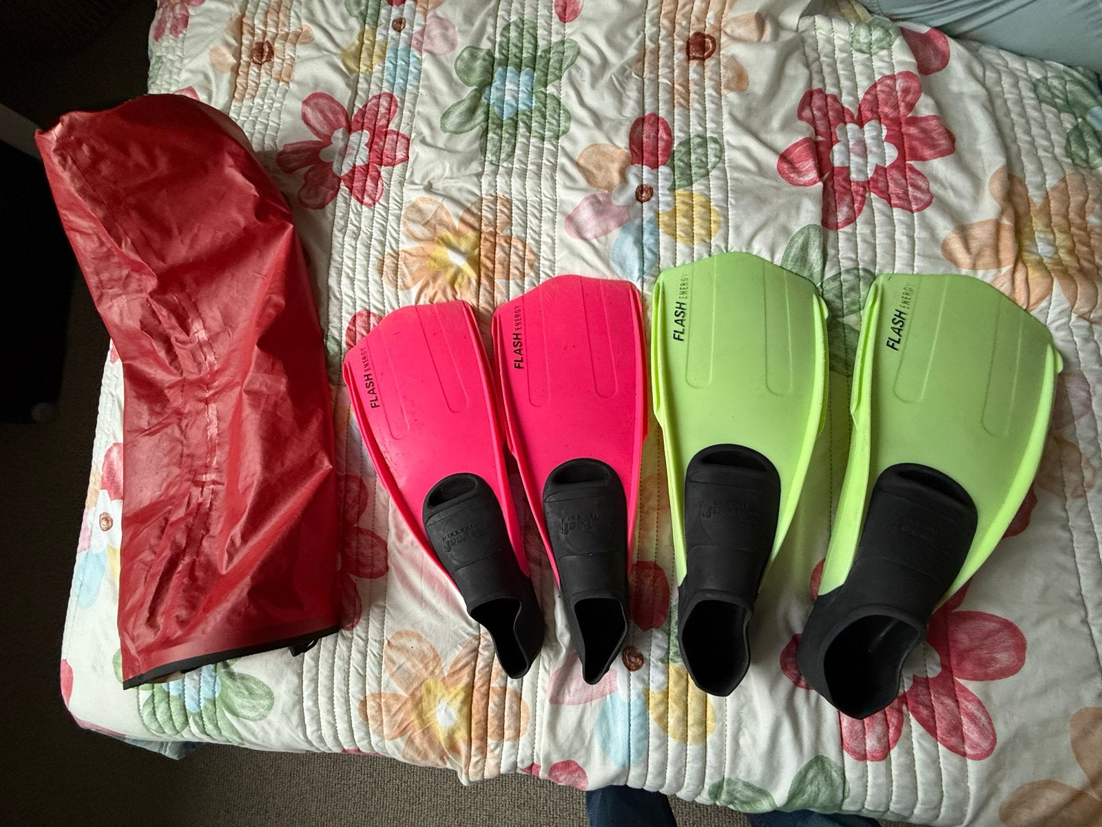 Zwemvliezen (roze en groen) met rode tas , 38/40 en 40/42., Watersport en Boten, Ophalen of Verzenden, Gebruikt, Zwem- of Duikvliezen