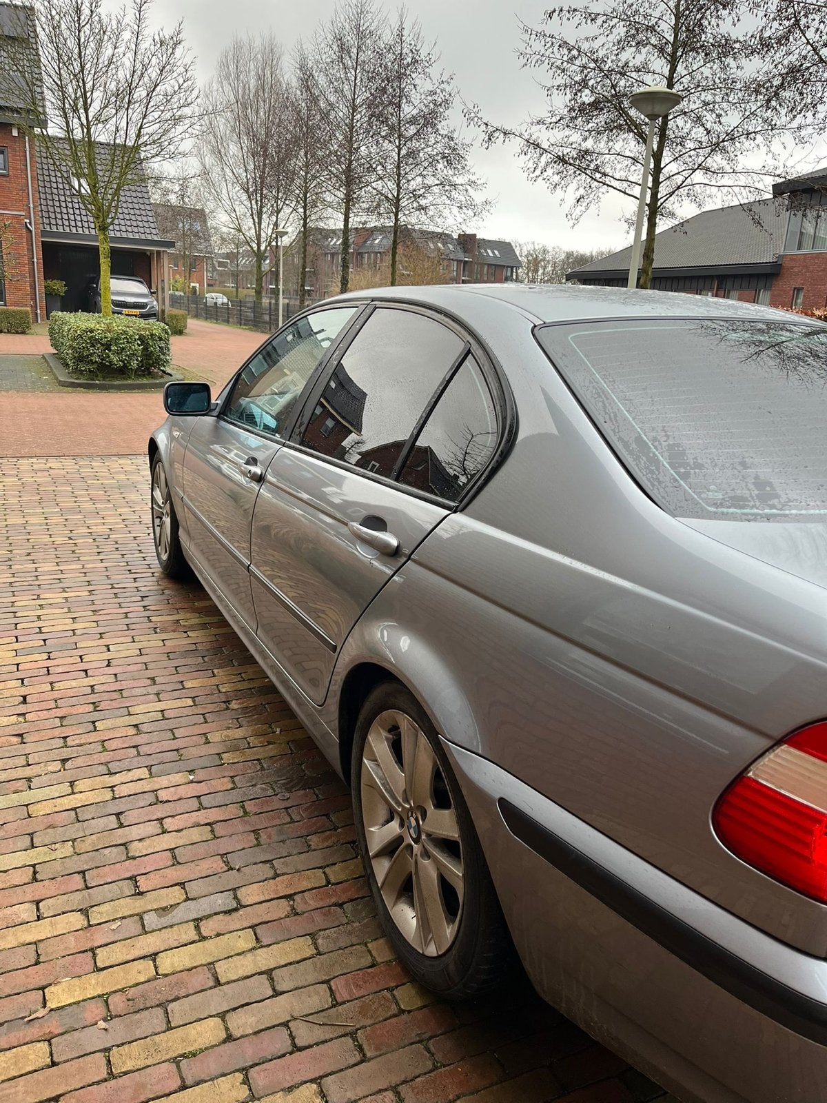 BMW 3-Serie 2.2 I 320 2004 Grijs, 2171 cc, Achterwielaandrijving, 1370 kg, 75 €/maand