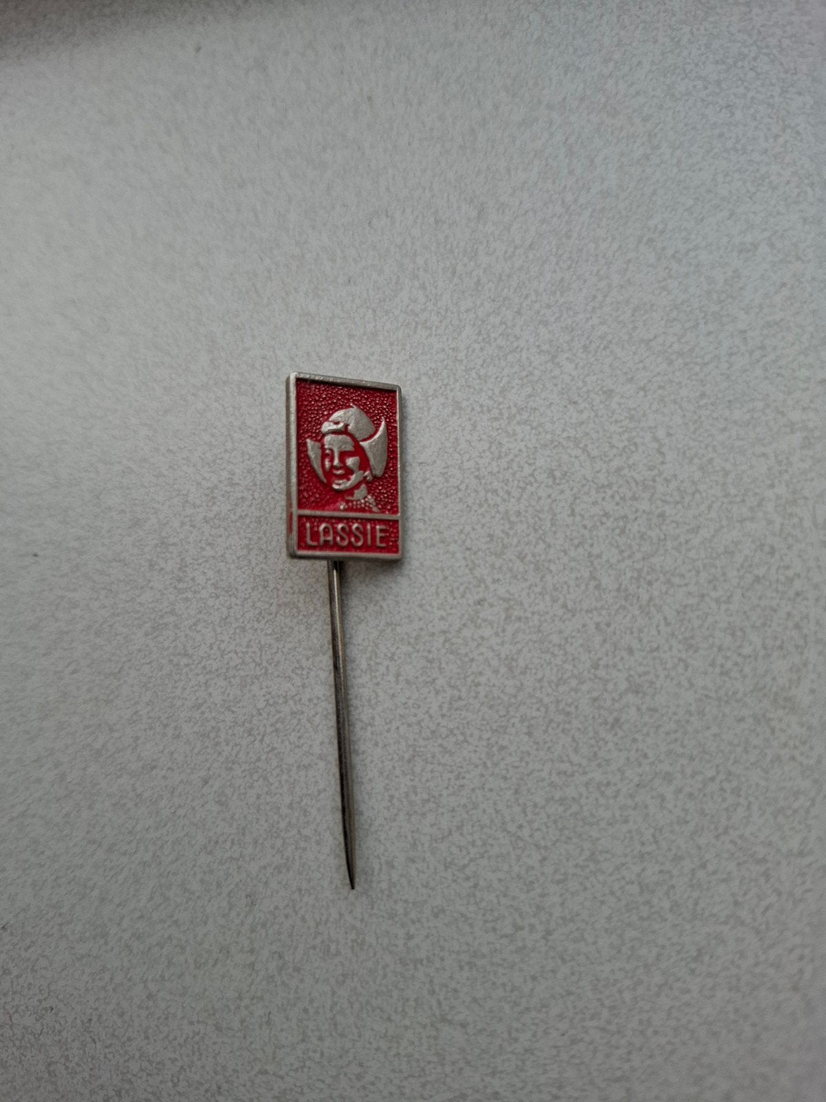 Vintage speldje pin prikker steekspeld Lassie, Verzamelen, Ophalen of Verzenden