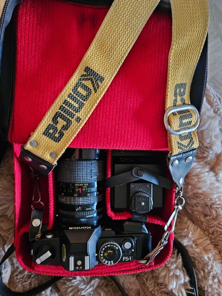 Konica analoge camera met flits en tas, Ophalen of Verzenden