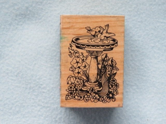 Mooie houten stempel met vogeldrinkschaal en bloemen, Ophalen of Verzenden, Zo goed als nieuw, Houten stempel