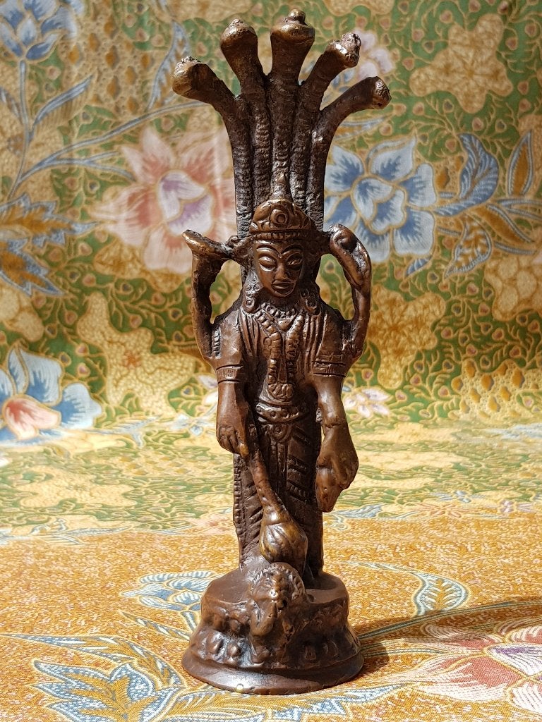 Mooi zwaar oud Oosters brons beeldje van een Naga Boeddha.