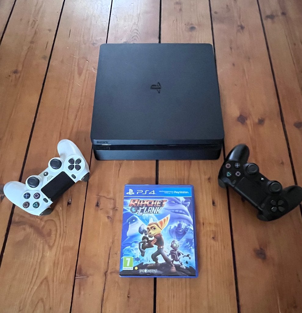Ps4  1.5Tb met 2 controllers en 1 game, 2 spelers, Ophalen, Zo goed als nieuw, Vanaf 3 jaar