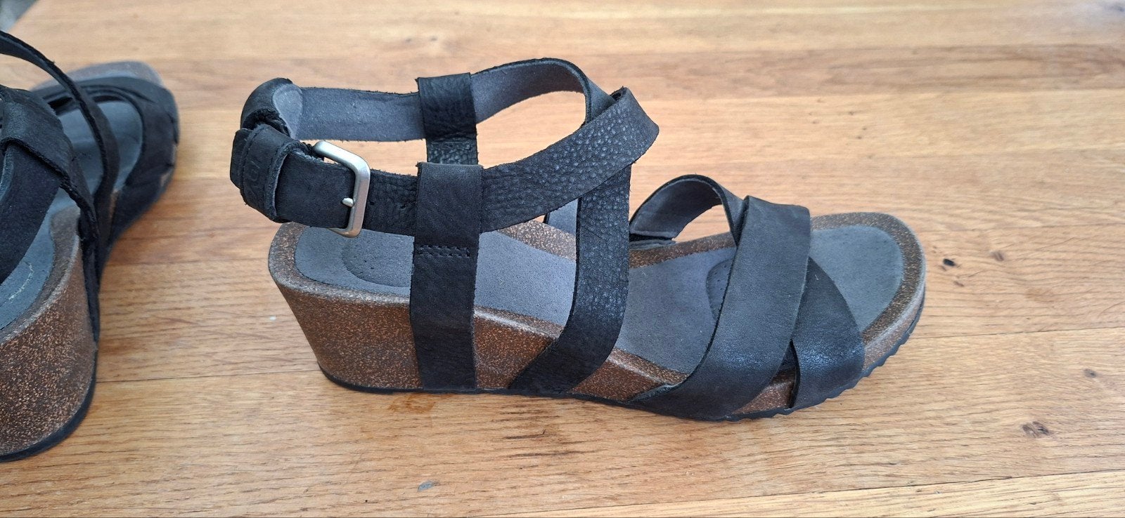 Teva sandalen zwart leer maat 38 met sleehak, Kleding | Dames, Schoenen, Ophalen of Verzenden, Zo goed als nieuw, Zwart, Sandalen of Muiltjes