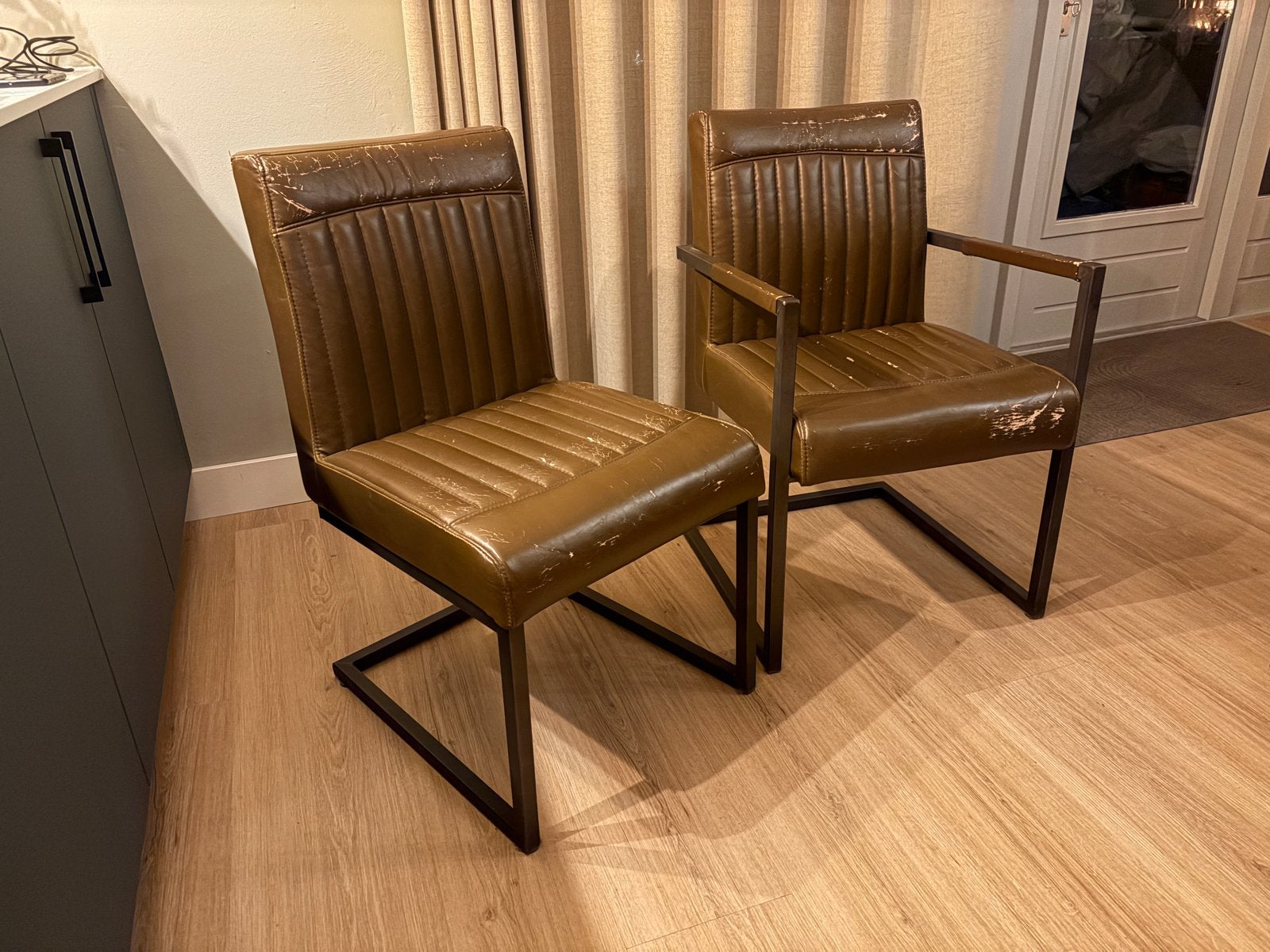 6x Bruine eetkamerstoelen met metalen frame, Ophalen, Kunststof, Gebruikt, Bruin