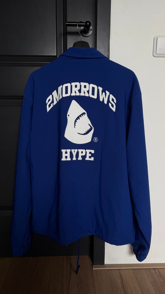 2MORROWS HYPE Coach Jacket Blauw Maat L, Kleding | Heren, Jassen | Zomer, Zo goed als nieuw, Maat 52/54 (L), Blauw, Ophalen
