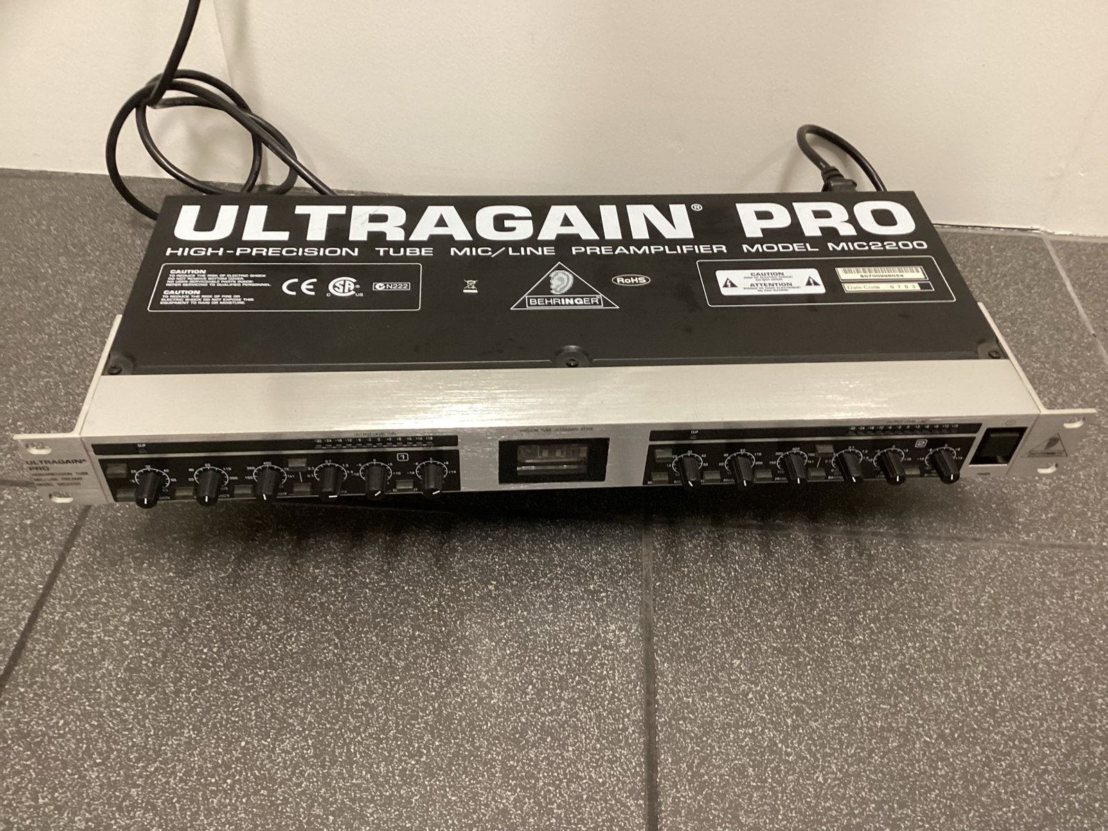 Behringer Ultragain Pro MIC2200 Microfoon/Line Voorversterke, Ophalen of Verzenden, Zo goed als nieuw, Minder dan 5 kanalen, Microfooningang