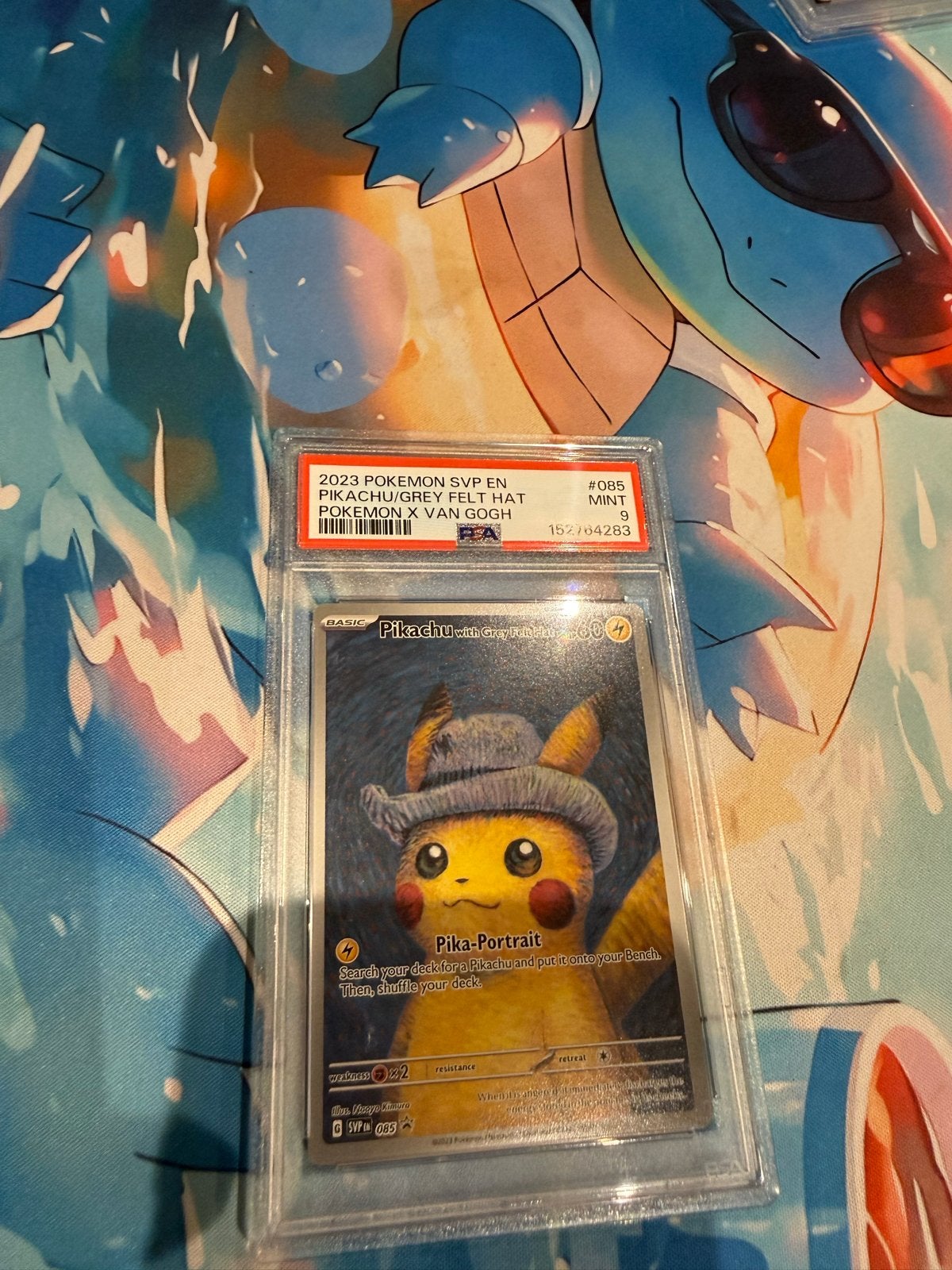 PSA 9 Pikachu met Grijze Vilten Hoed Pokémon x Van Gogh, Ophalen of Verzenden, Zo goed als nieuw, Losse kaart