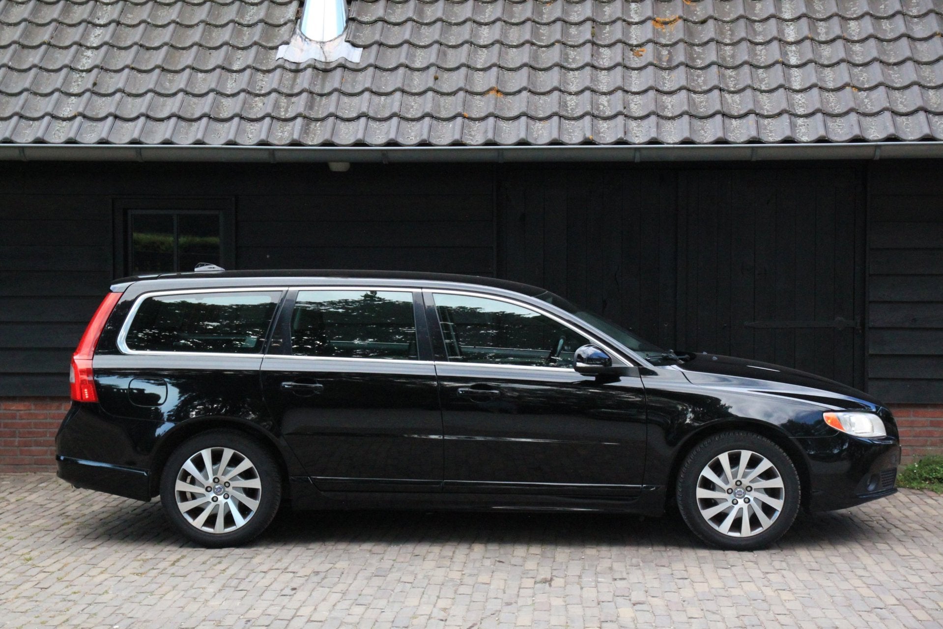 Volvo V70 1.6 T4 Limited Edition Xenon/Leer/Parkeersensor/Ap, Auto's, Volvo, Voorwielaandrijving, 15 km/l, Gebruikt, Zwart