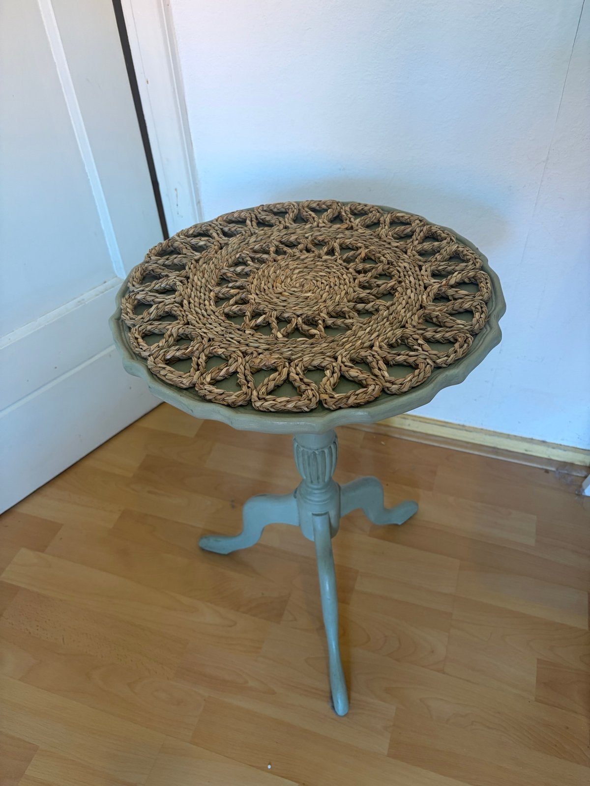 bijzettafel met rieten blad, Huis en Inrichting, Tafels | Bijzettafels, Ophalen, Minder dan 55 cm, Gebruikt, Rond