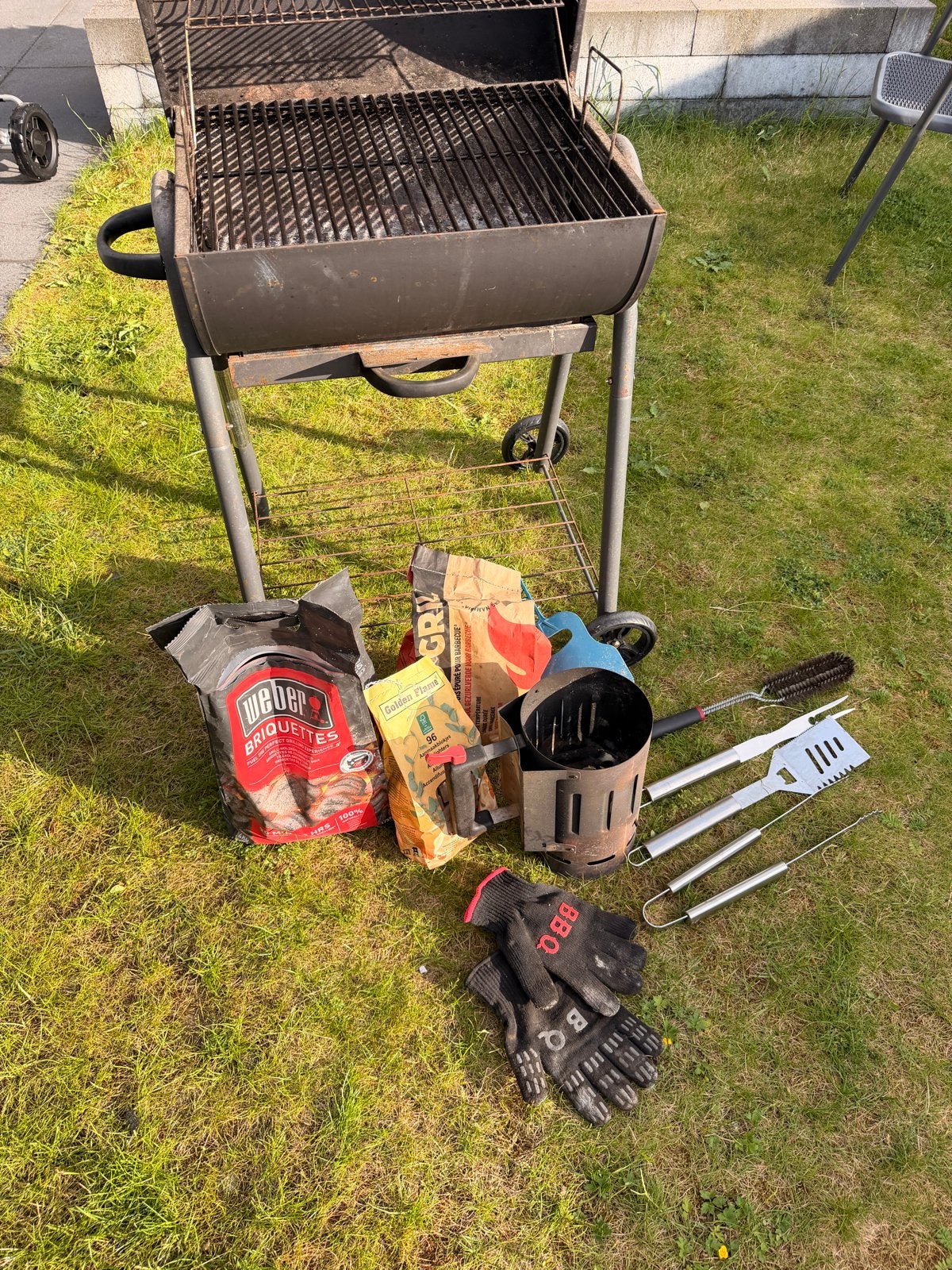 Tenneker BBQ met accessoires en kolen, Ophalen of Verzenden, Gebruikt