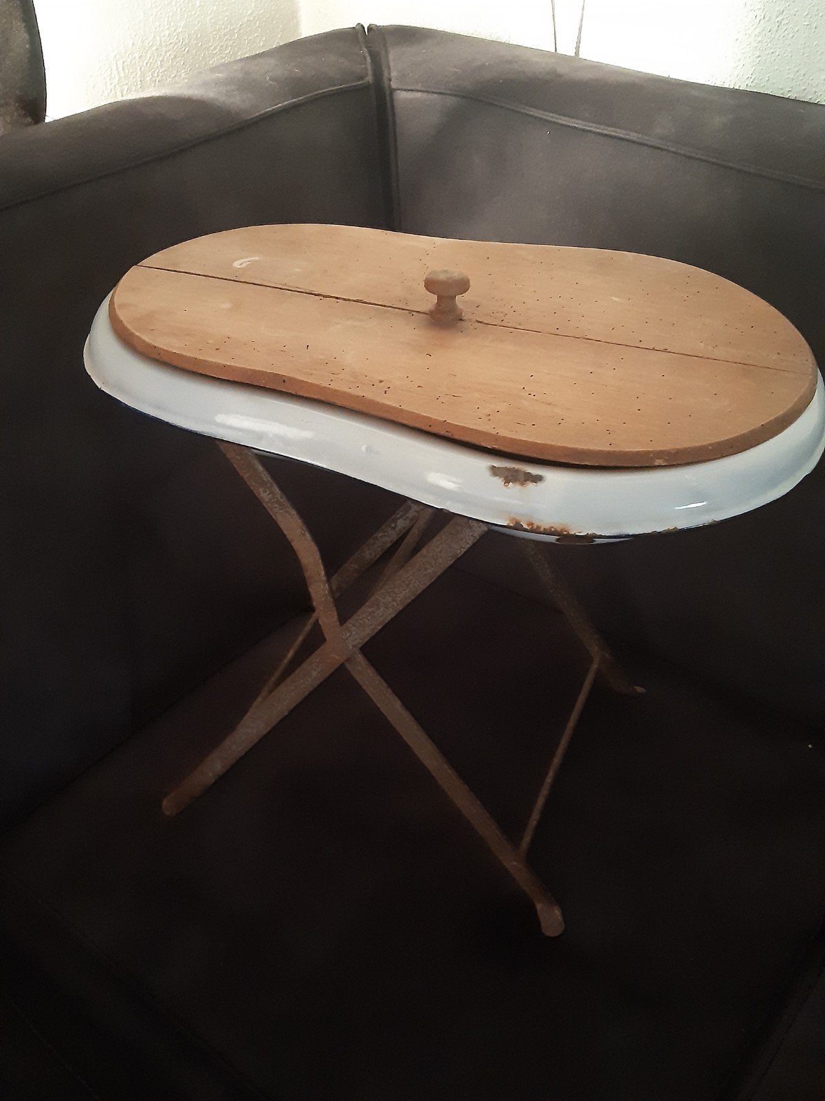 Ouderwetse emaille bidet +houten deksel ,sleets,op standaard, Antiek en Kunst, Ophalen of Verzenden