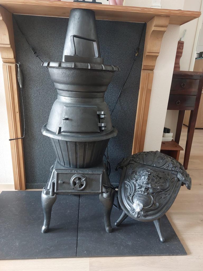 Zwarte gietijzeren kachel met decoratie, Huis en Inrichting, Kachels, Gebruikt, Houtkachel, Ophalen of Verzenden, Vrijstaand