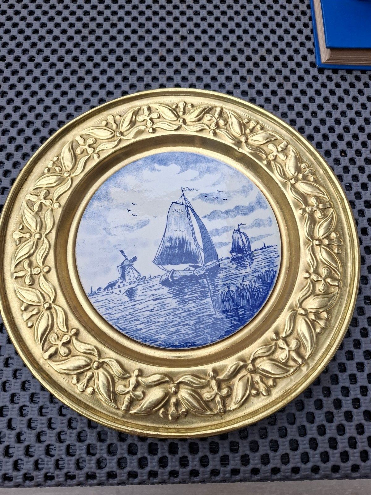 Delfts Blauw wandbord in messing lijst - Hollandse scène, Antiek en Kunst, Ophalen of Verzenden