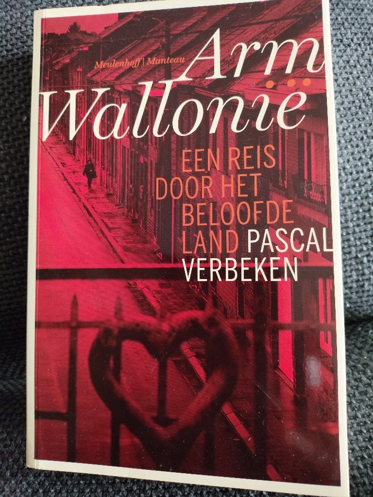 Arm Wallonië Een reis door het beloofde land in nette staat, Ophalen of Verzenden, Zo goed als nieuw