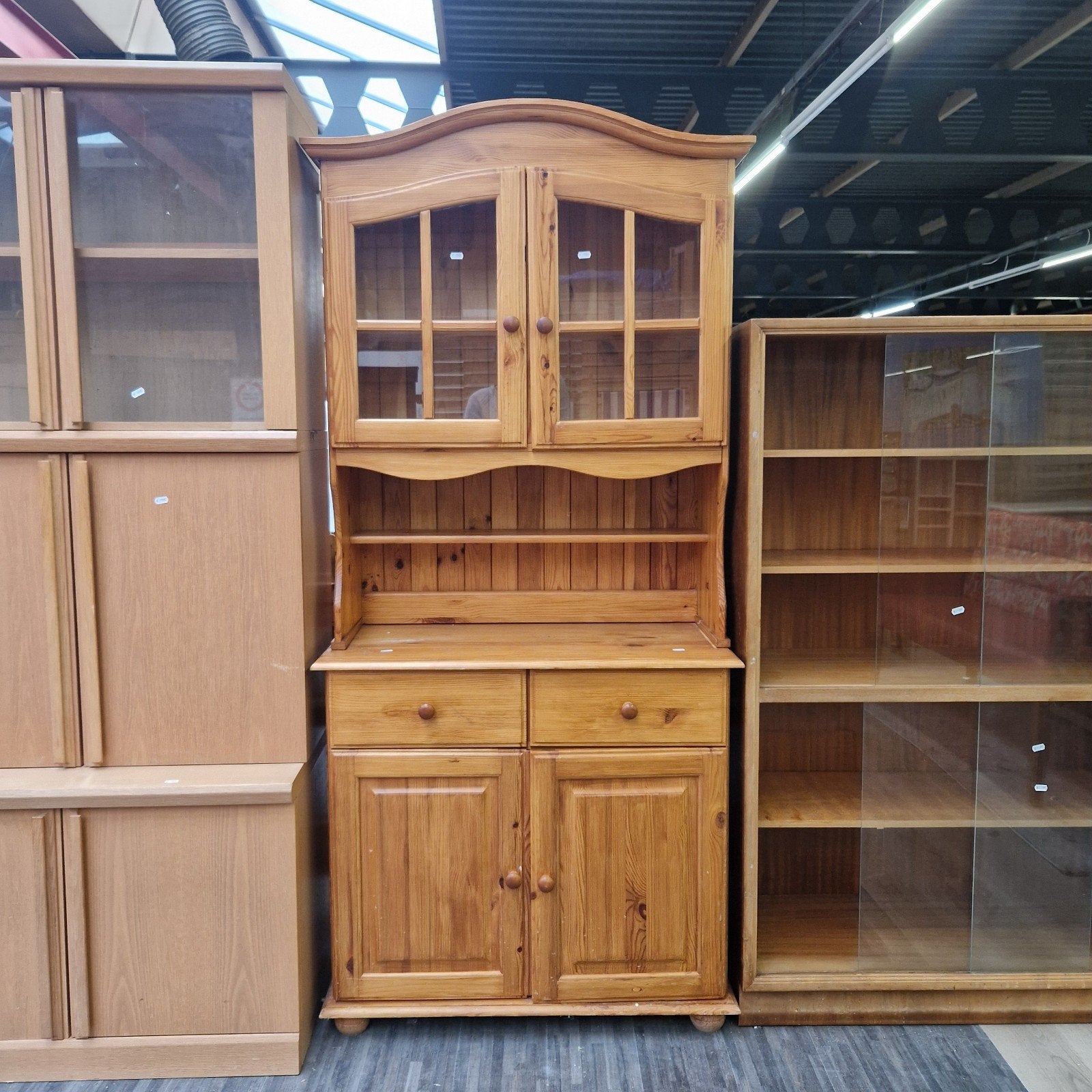 Grenenhouten buffetkast met vitrine en lades, Ophalen, Gebruikt, 100 tot 150 cm, Onbekend