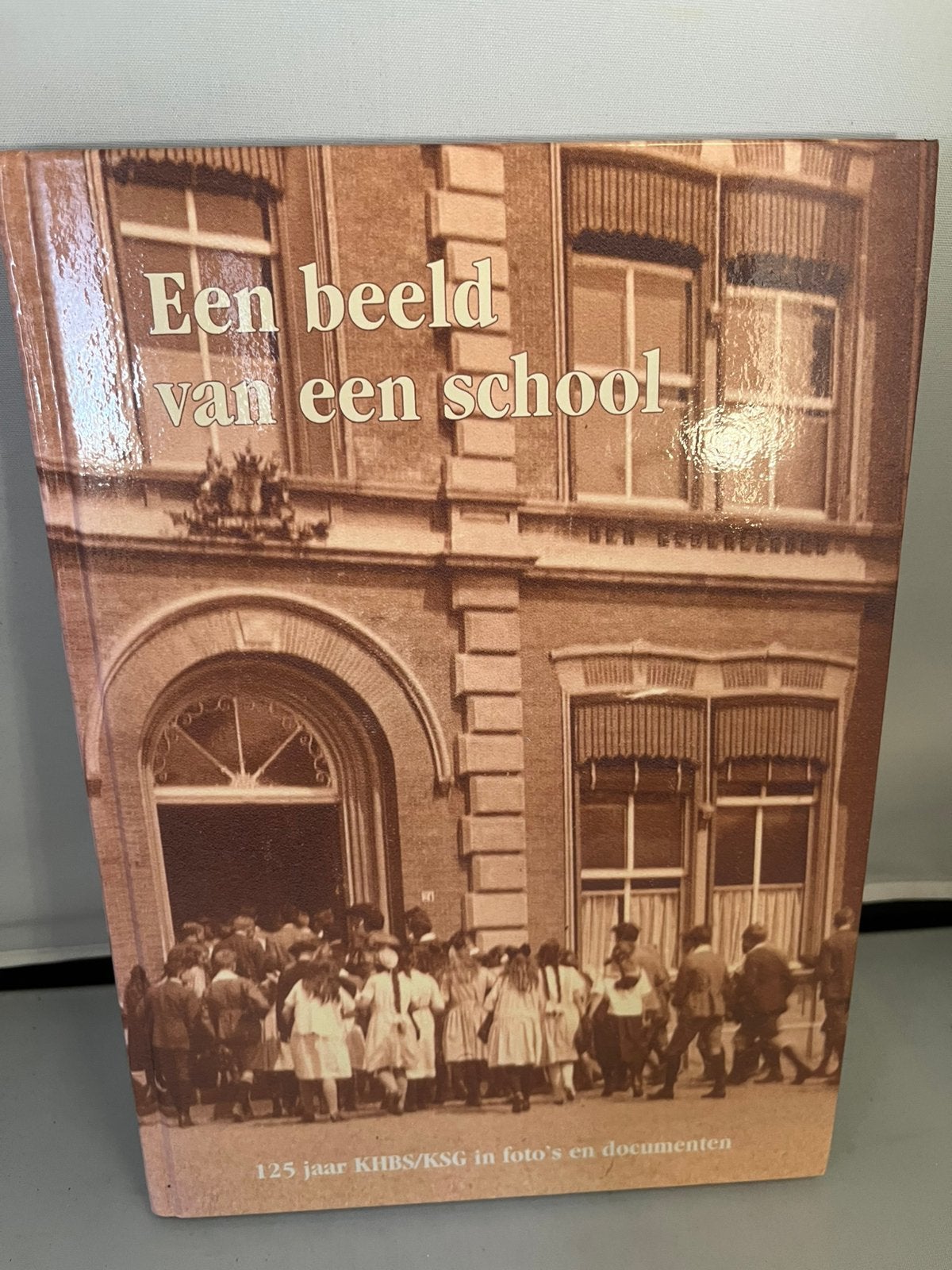 Een beeld van een school - 125 jaar KHBS/KSG Apeldoorn, Boeken, Geschiedenis | Stad en Regio, Ophalen of Verzenden, 20e eeuw of later