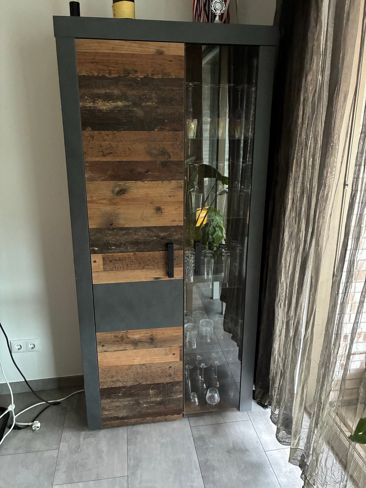 Moderne Servieskast met Glazen Deur en Houten Accent