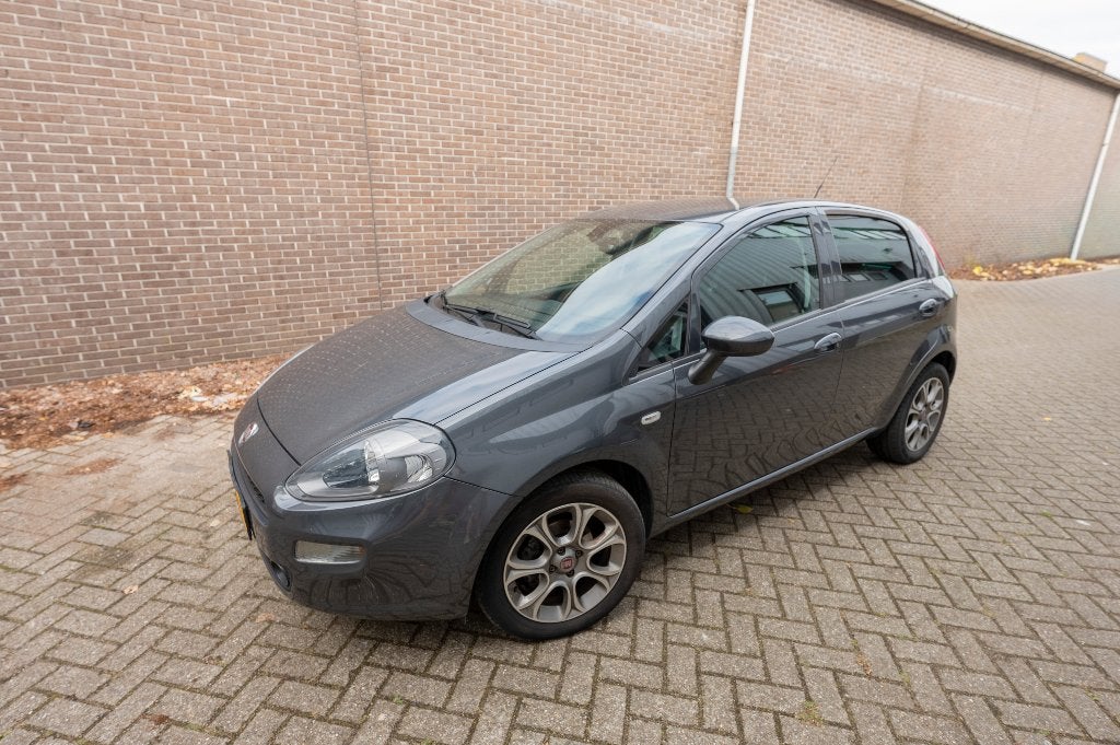 Fiat Punto 0.9 Twinair 74KW 5DR 2016 Grijs, Voorwielaandrijving, Dealer onderhouden, Stof, 49 €/maand