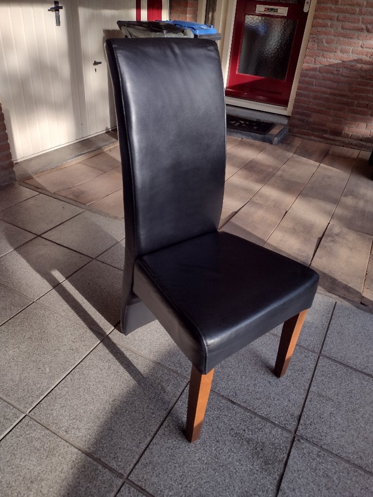 Eetkamerstoelen, zwart leer met houten poten, aantal 4, Huis en Inrichting, Stoelen, Ophalen, Gebruikt, Zwart, Vier