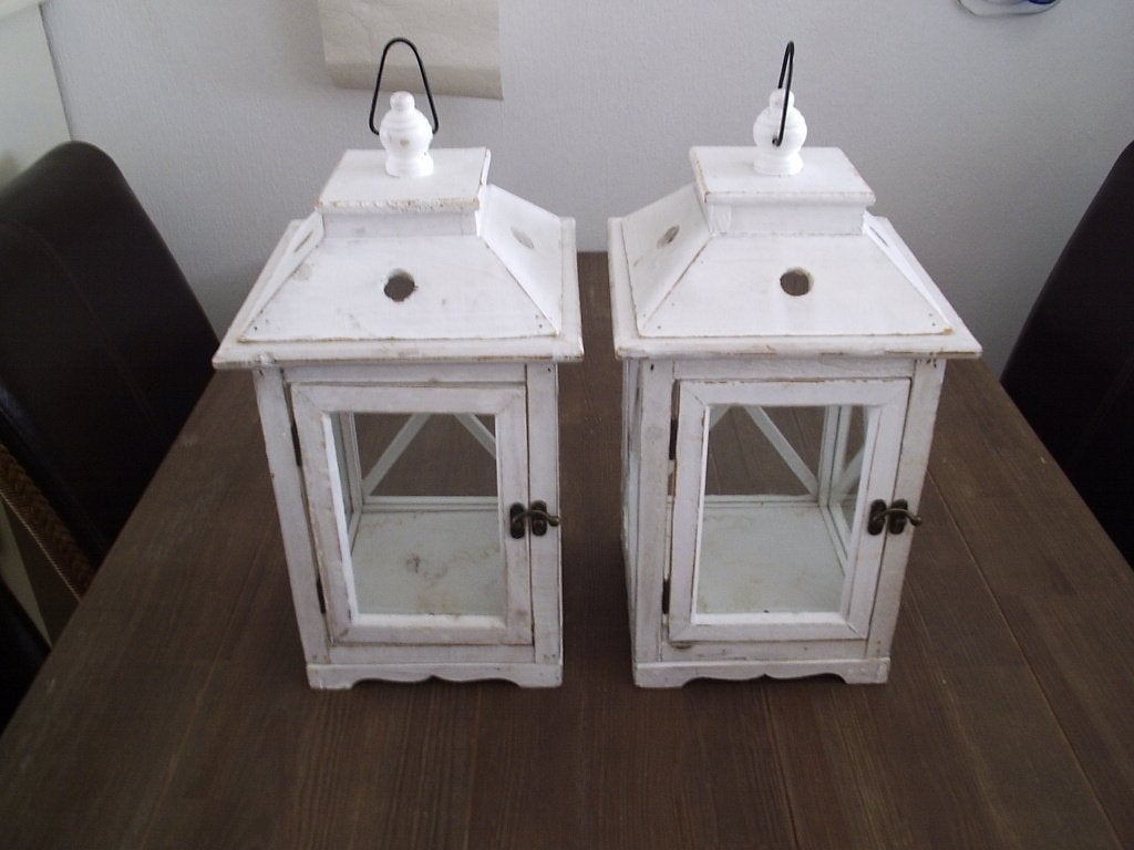 TWEE WITTE HOUTEN LANTAARNS, Ophalen, Gebruikt, Kandelaar, Hout