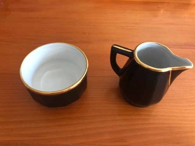 APILCO suikerpotje en roomkannetje. Zwart met gouden rand., Huis en Inrichting, Kan, Overige merken, Keramiek, Vintage