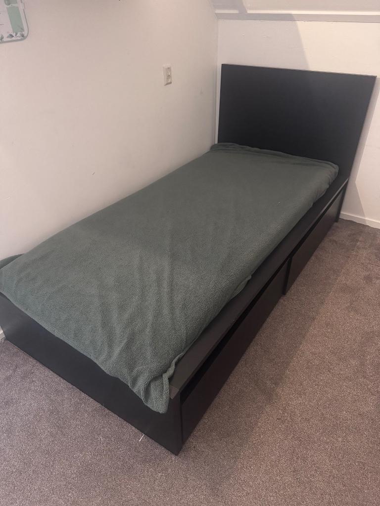Malm 1-persoons bed zwartbruin (2 stuks), Huis en Inrichting, Slaapkamer | Bedden, Ophalen, Overige materialen, 90 cm, Eenpersoons