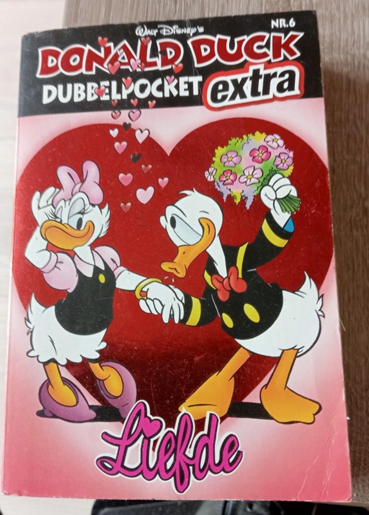 Donald Duckpocket Extra Liefde & Katrien Duck Pocket, Meerdere stripboeken, Ophalen of Verzenden, Gelezen, Walt Disney